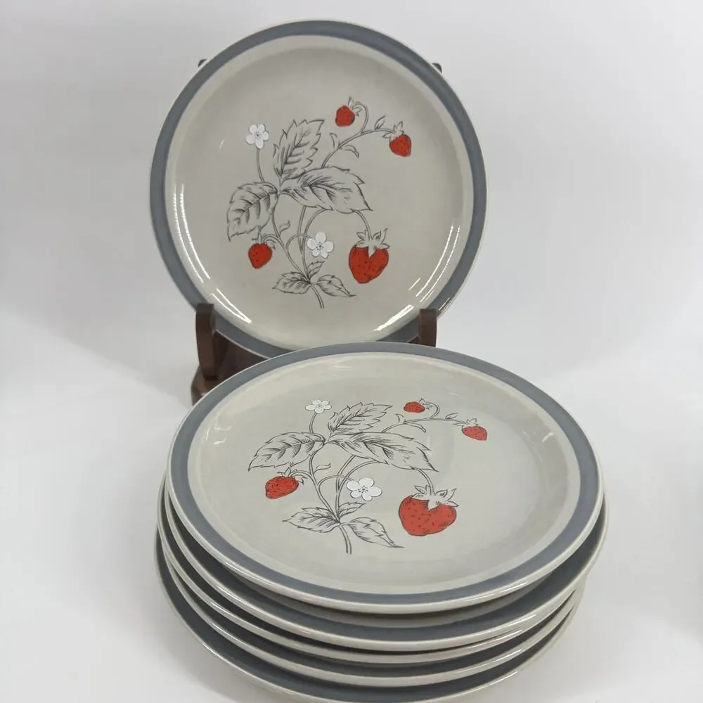 VTG SET OF 6 Strawberry Salad/ Dessert Plates 7 1/2